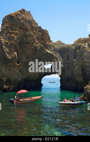 Boote und merkwürdigsten Felsformationen, Ponta da Piedade, in der Nähe von Lagos, Algarve, Portugal, Europa Stockfoto