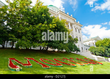 Pashkov House und Blumen, Moskau Stockfoto