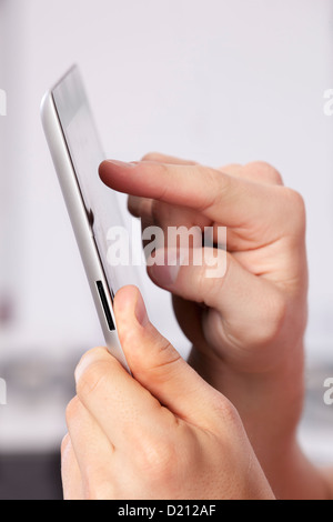 Digitalen tablet - männliche Hände, Finger zeigt. Apps-Wifi-Seite Stockfoto