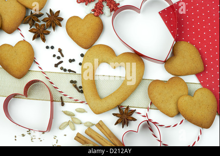 Zusammensetzung der Form Herzkekse und Gewürzen. Stockfoto