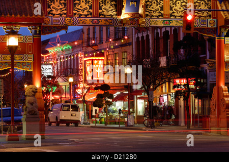 Tor des harmonischen Interesse an Kanadas älteste Chinatown bei Dämmerung-Victoria, British Columbia, Canada. Stockfoto