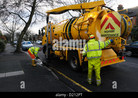 Arbeiter Bedienelemente der Pumpe auf einen Abfluss reinigen LKW und ausspülen abtropfen lassen. Stockfoto