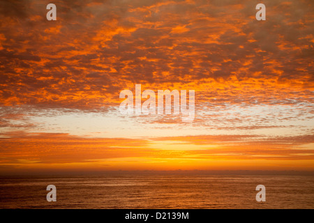 Wolken bei Sonnenuntergang, Blick aus dem Vorstand des Kreuzfahrtschiffes MS Germany, Peter Deilmann Reederei, während südamerikanische Reise, South Stockfoto