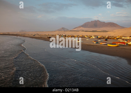 Angelboote/Fischerboote und Autos am Strand bei Sonnenuntergang, Salaverry nahe Trujillo, La Libertad, Peru, Südamerika Stockfoto