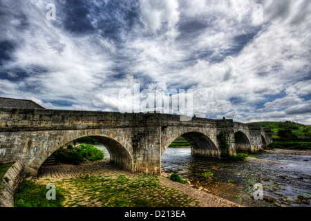 Burnsall Dorf ist eines der Yorkshire Dales schönsten Dörfer des Flusses Wharfe berühmt für seine herrliche Aussicht gelegen Stockfoto