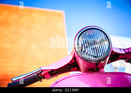Close-up rosa Retro-Motorrad mit farbigen Hintergrund Stockfoto