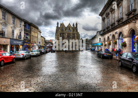 Seilfahrt Street, Truro, Cornwall, England, Vereinigtes Königreich. Geschäfte entlang der gepflasterten Straße in der Innenstadt an verregneten Tag Stockfoto