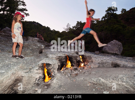 Kinder springen über das Feuer auf den brennenden Berg, eine ewige Flamme, Chimaira, Olympos, Lykische Küste, Lykien, Mediterranea Stockfoto