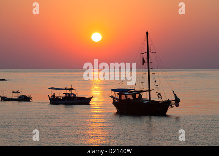 Segelboote bei Sonnenaufgang auf dem Meer, Cirali, Mittelmeer, Lykien, Türkei Stockfoto