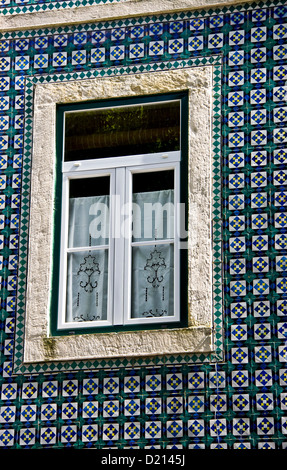 Dekorative azulejos Keramikfliesen auf der Fassade der traditionellen House Lissabon Portugal Westeuropa Stockfoto