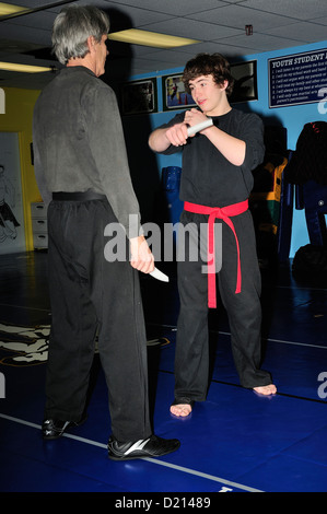 Hapkido Schwarzgurt und roten Gürtel Kämpfer üben ihre Kunst in einer Kampfkunst-Schule. Stockfoto