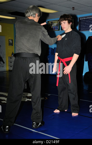 Hapkido Schwarzgurt und roten Gürtel Kämpfer üben ihre Kunst in einer Kampfkunst-Schule. Stockfoto