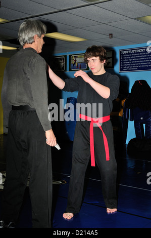 Hapkido Schwarzgurt und roten Gürtel Kämpfer üben ihre Kunst in einer Kampfkunst-Schule. Stockfoto