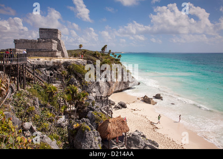 Gebäude Maya-Ruinen von Tulum und Menschen am Strand, Tulum, Riviera Maya, Quintana Roo, Mexiko Stockfoto