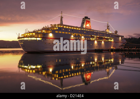 Kreuzfahrtschiff MS Deutschland (Reederei Peter Deilmann) im Hafen bei Sonnenuntergang, Port Antonio, Portland, Jamaica, Caribbean Stockfoto