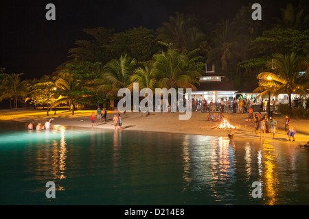 Beach-Party mit Lagerfeuer bei Nacht, Port Antonio, Portland, Jamaica, Caribbean Stockfoto