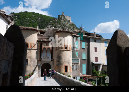 Die mittelalterlichen Mauern umgebene Stadt Entrevaux in den Alpes-de-Haute-Provence im Südosten Frankreichs Stockfoto