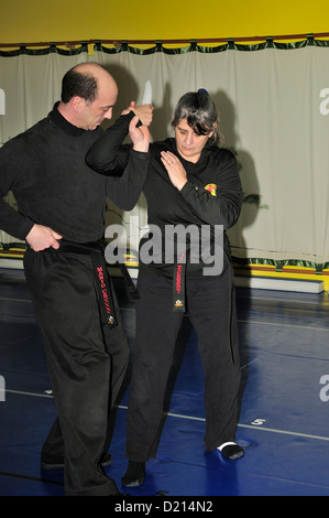Hapkido Schwarzgurt Kämpfer üben ihre Kunst in einer Kampfkunst-Schule. Stockfoto
