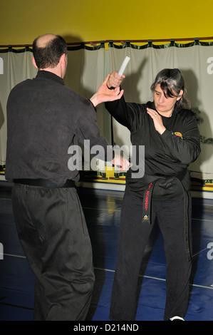 Hapkido Schwarzgurt Kämpfer üben ihre Kunst in einer Kampfkunst-Schule. Stockfoto