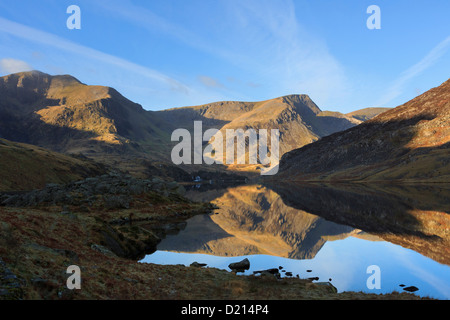 Blick entlang See Llyn Ogwen Y Garn und Foel Goch Berge in Snowdonia-Nationalpark, Ogwen Valley, Gwynedd, Nordwales, UK Stockfoto