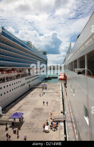 Kreuzfahrtschiffe Emerald Princess (Princess Cruises) und MS Deutschland (Reederei Peter Deilmann) am Pier, St. John, St. John, Ant Stockfoto