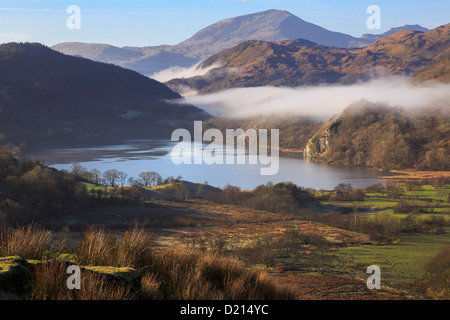 Um Llyn Gwynant See und Yr Aran Berg mit Nebel im Tal in Snowdonia National Park im Winter Landschaft. Nantgwynant Gwynedd North Wales UK Stockfoto