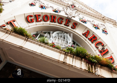 St Georges Arcade Exterieur in Falmouth Cornwall UK. vor dem Eingang detail Stockfoto