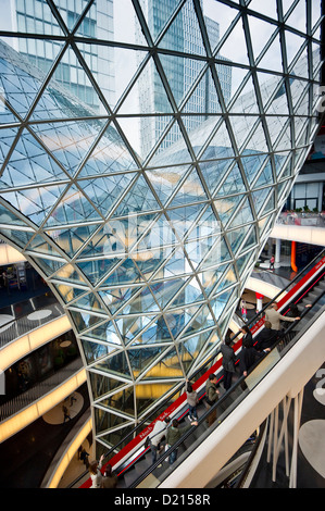 Glas und Rolltreppe im Einkaufszentrum MyZeil, entworfen von Massimiliano Fuksas, Frankfurt, Hessen, Deutschland, Europa Stockfoto