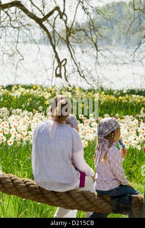 Blumenwiese mit Narzissen und Frau mit einem Kinder, Insel Mainau, Bodensee, Baden-Württemberg, Deutschland, Europa Stockfoto