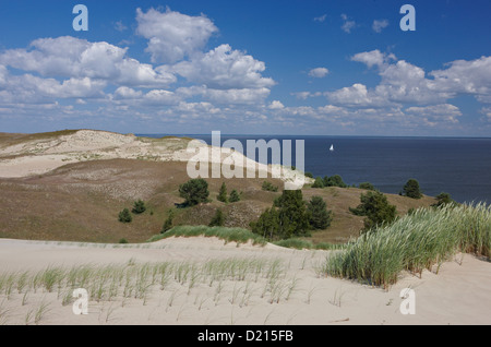 Wandernden Dünen und Segelboot, Kurische Lagune nördlich von Pervalka, Kurische Nehrung, Ostsee, Deutschland, Europa Stockfoto