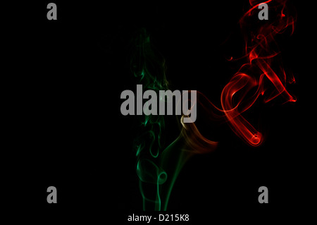 Farbigen Rauch vor schwarzem Hintergrund Stockfoto