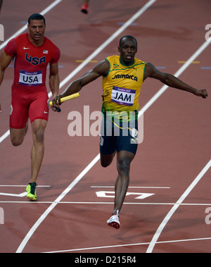 Jamaikas Usain Bolt kreuzt die Linie auf dem ersten Platz in der letzten Mens 4x100m. Leichtathletik Stockfoto