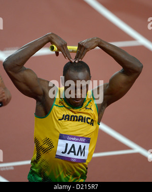 Jamaikas Usain Bolt hat eine "Mo Farah" begrüssen, nachdem er die Linie auf dem ersten Platz in der letzten Mens 4x100m kreuzt. Leichtathletik Stockfoto