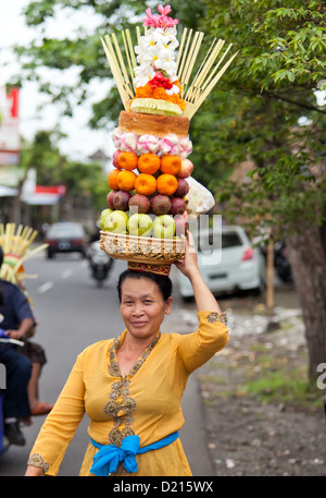 BALI - 3. FEBRUAR. Einheimische Frauen tragen Angebote zu lokalen Tempel Galungan fest am 3. Februar 2012 in Bali, Indonesi Stockfoto