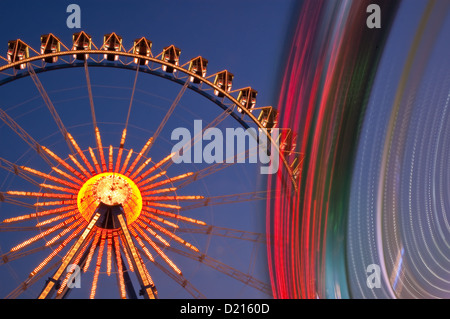 Riesenrad und eine weitere Fahrt auf dem Münchner Oktoberfest in Deutschland Stockfoto