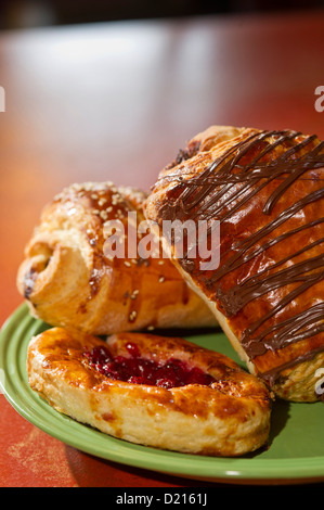 Gemischte Gebäck auf der grünen Platte in einer Bäckerei Stockfoto