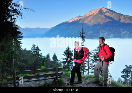 Junger Mann und junge Frau, Wandern, Unnutz, Brandenberg Alpen, Tirol, Österreich Stockfoto