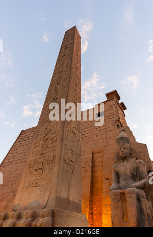 Ein Obelisk und Status bei Sonnenuntergang um den Luxor-Tempel in Ägypten Stockfoto