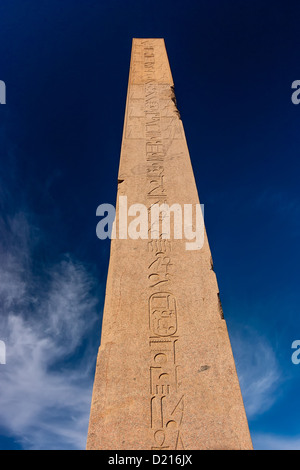 Eine hohe imposanten alten ägyptischen Obelisk im Karnak Tempel, Luxor, Ägypten Stockfoto