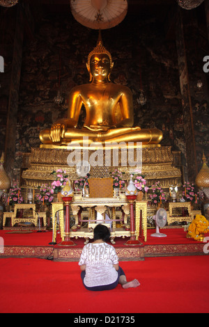 Phra Si Sakyamuni, goldene Buddha-Statue im Tempel Wat Suthat, Bangkok Stockfoto