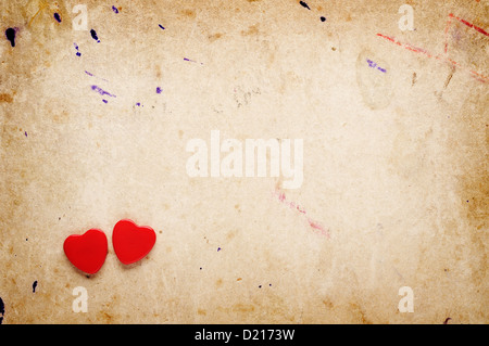 Zwei rote Herzen auf altes Papierhintergrund Stockfoto
