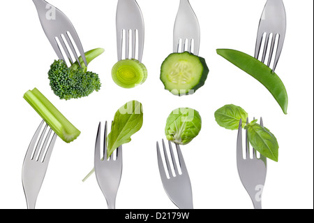 grüne gesunde frische Lebensmittel Gemüse Gabeln isoliert weißen Hintergrund: Brokkoli-Lauch, Gurke Mange Tout Sellerie Salat Basilikum Stockfoto