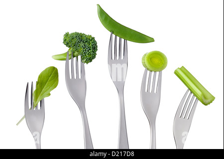 grüne gesunde Rohkost-Auswahl auf Gabeln auf weißen Hintergrund isoliert Stockfoto