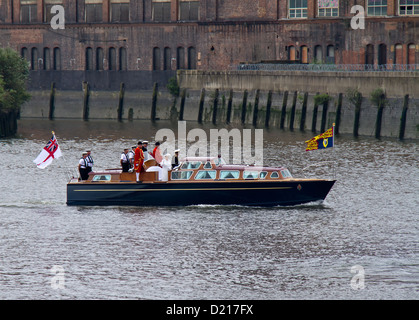 Königin Elizabeth II und Prinz Philip auf einem Motorboot auf der Themse am 3. Juni 2012 Stockfoto