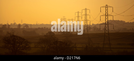 Pylone März über die Landschaft in den Sonnenaufgang in Worcestershire, England Stockfoto