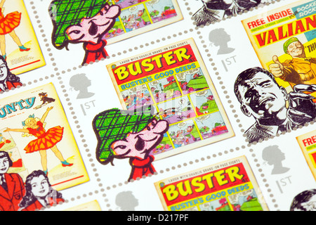 Gedenkmünze zeigt alte britische Comics, UK Royal Mail Briefmarken Stockfoto