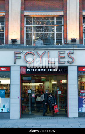 Die Vorderseite des Foyles Bookshop Charing Cross Road London UK in der Dämmerung, so dass das Licht sichtbar sind Stockfoto