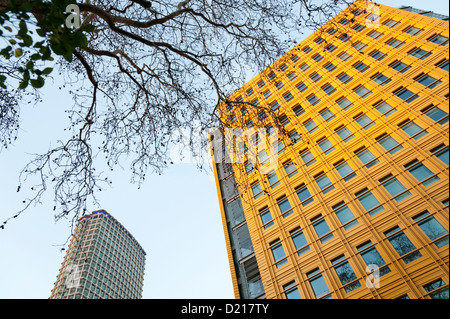 Die bunten Central Saint Giles Gebäude London entworfen vom italienischen Architekten Renzo Piano, sein erstes Werk in Großbritannien Stockfoto