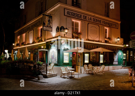 Bürgersteig Café Aubèrge De La Bonne Franquette in Montmartre in der Nacht Stockfoto