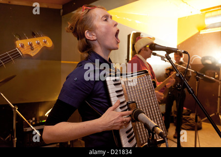 Berlin, Deutschland, Rita Preuss von der Gogomaniacs in der Bar Tante Käthe Stockfoto